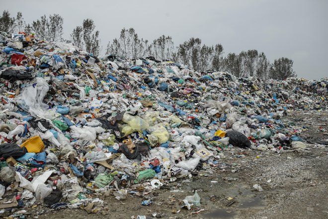 Kupi plastičnih odpadkov se spet povečujejo. FOTO: Uroš Hočevar/Delo