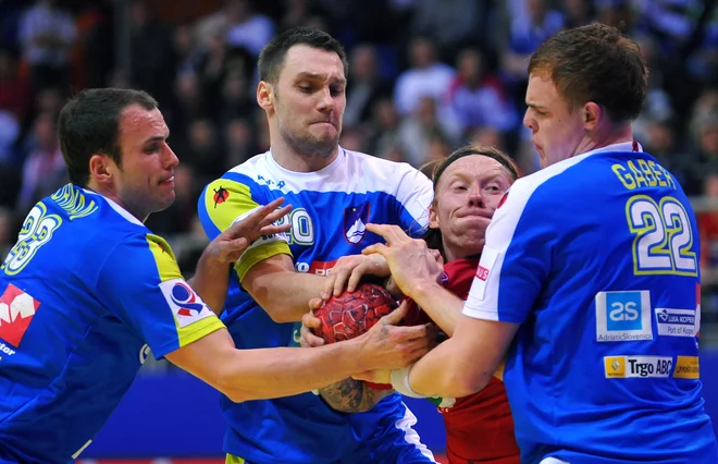 Uroš Zorman (levo) in Luka Žvižej sta najbolj zaznamovala zadnje obdobje v slovenski reprezentanci, v kateri je pomemben steber Matej Gaber. FOTO: AFP