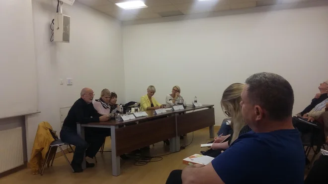 Pripravljavci zakona o dolgotrajni oskrbi se osredotočajo predvsem na zdravstveno nego, pozabljajo pa na socialno oskrbo, so poudarili razpravljavci na okrogli mizi o osamljenosti. Foto Andreja Žibret ifko