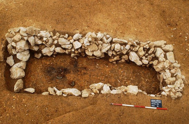 Grob XVI/34 z najdbami in kamnito oblogo ob odkritju. FOTO: Borut Križ