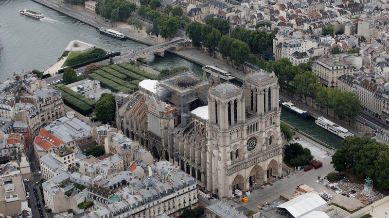 Fotografija: Več kot polovica Francozov si želi, da bi bila katedrala po prenovi videti natanko tako kot pred požarom. FOTO: Reuters