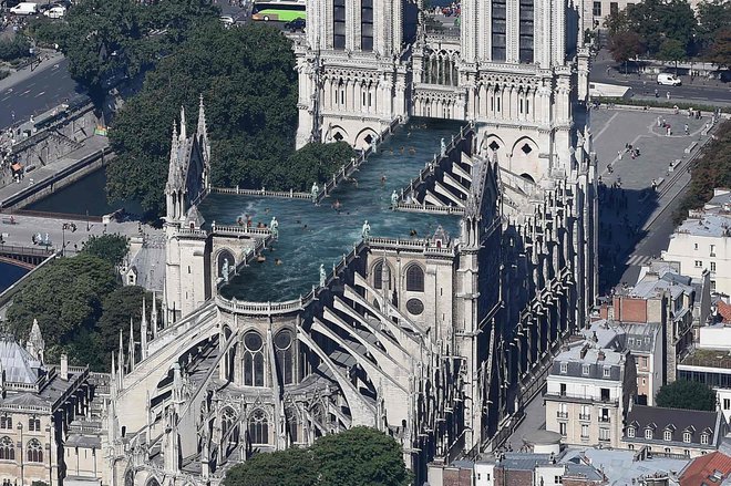 Takole so si prenovljeno streho Notre Dame zamislili v švedskem arhitekturnem biroju UMA. FOTO: AFP