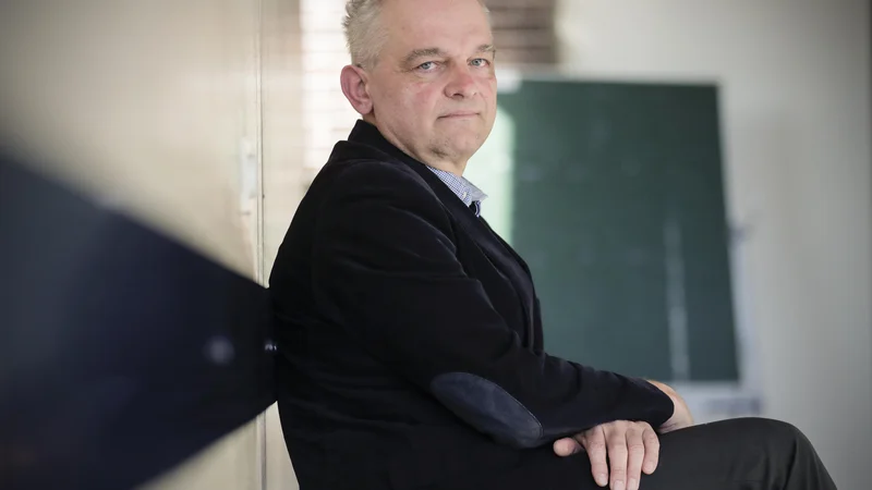 Fotografija: Alojz Ihan se najbolj poistoveti s pesmijo o lisici, ki beži pred psi in postane taka mojstrica kopanja lukenj, da psi dobijo občutek, da jih je nekdo začel zasledovati. FOTO: Uroš Hočevar