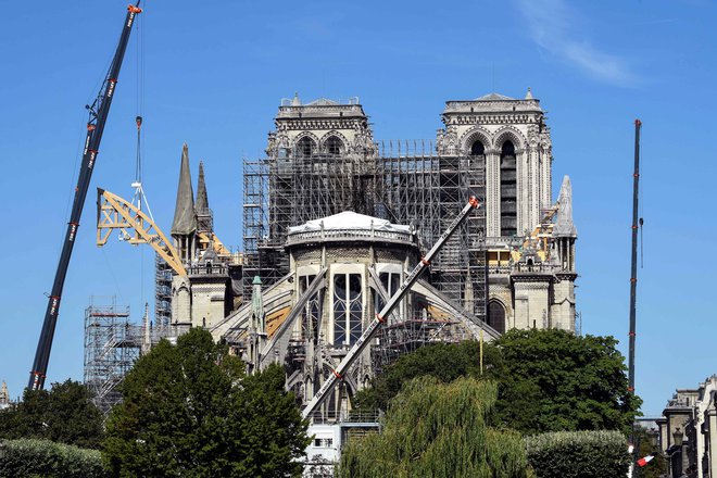Katedrala je zaradi svinca razglašena za nevarno območje, kamor je vstop strogo prepovedan. FOTO: AFP