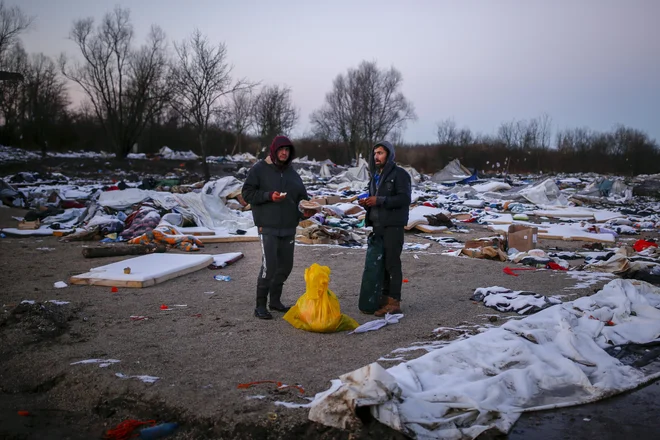 Taborišče v Vučjaku je uničeno in zapuščeno, toda ljudje se vračajo. Ker jih zebe, poskušajo najti vsaj kakšen kos tople obleke. FOTO: Matej Družnik