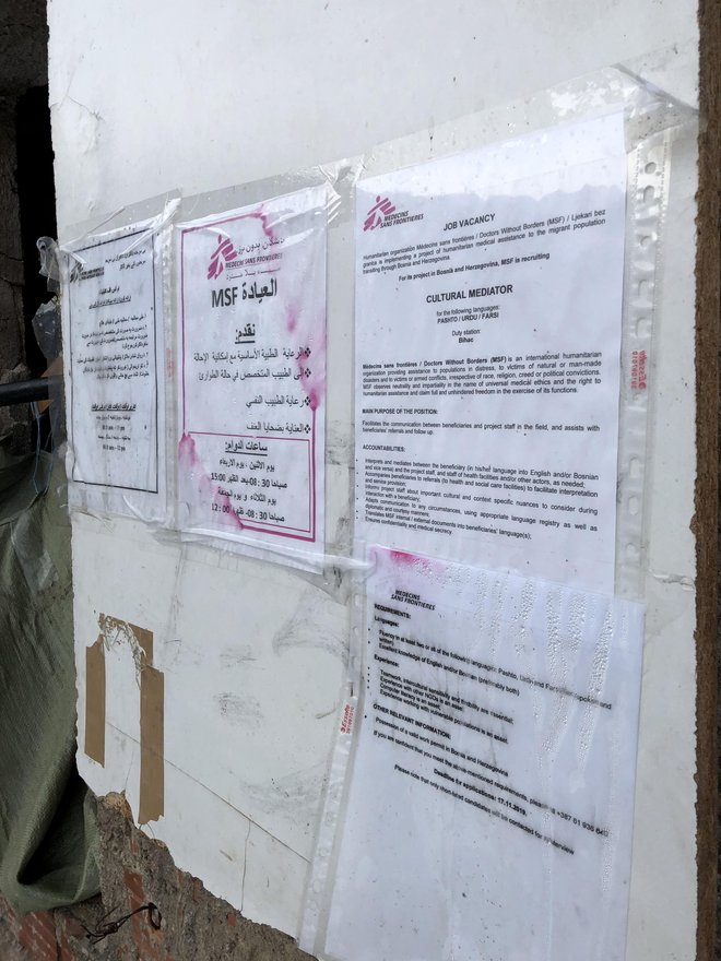 Razpis za delovna mesta v taborišču Vučjak je ostal na oglasni deski. FOTO: Aljaž Vrabec