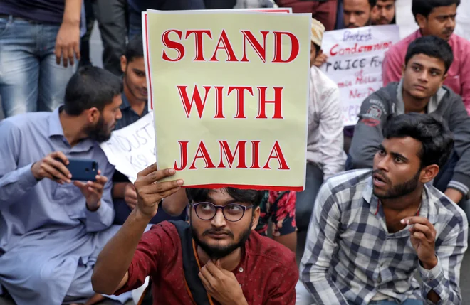 Vodstvo univerze Jamia Millia Islamia zahteva preiskavo policijskega nasilja, v katerem je bilo ranjenih najmanj sto oseb. FOTO: Rupak Chowdhuri/Reuters