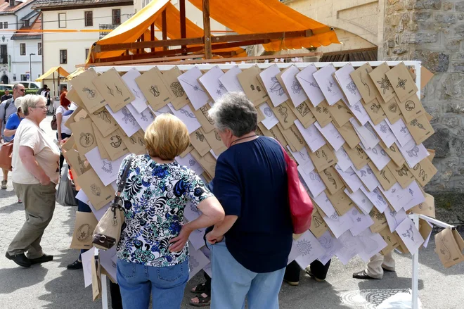 Po podatkih statističnega urada je bilo v letošnjem drugem četrtletju v idrijski občini 2708 prebivalcev, starejših od 65 let. FOTO: Jože Suhadolnik/Delo