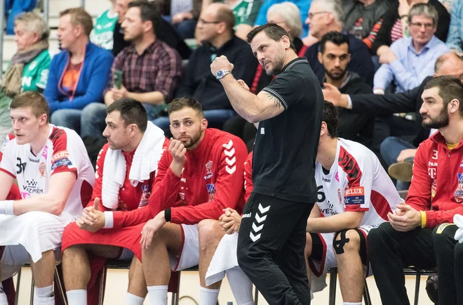 Ljubomir Vranješ je bil v sezoni 2017/18 trener Veszprema, kjer igra tudi Blaž Blagotinšek (levo) FOTO: Reuters