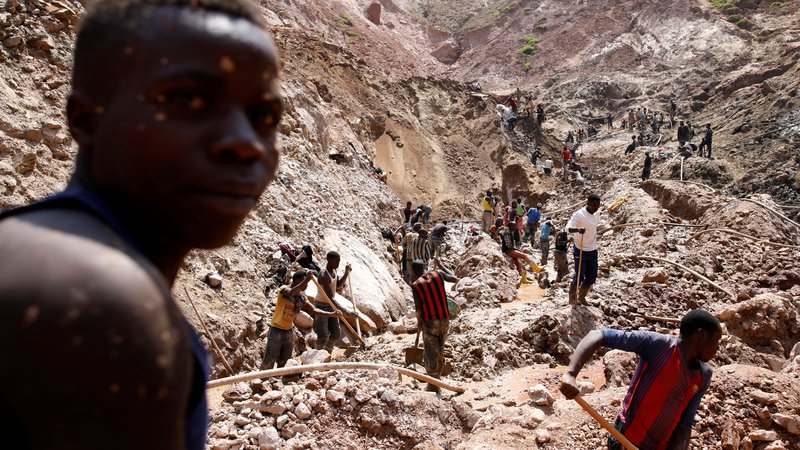Fotografija: V Demokratični republiki Kongo odkopljejo več kot 60 odstotkov vsega kobalta na svetovnem tržišču. FOTO: Baz Ratner/Reuters 