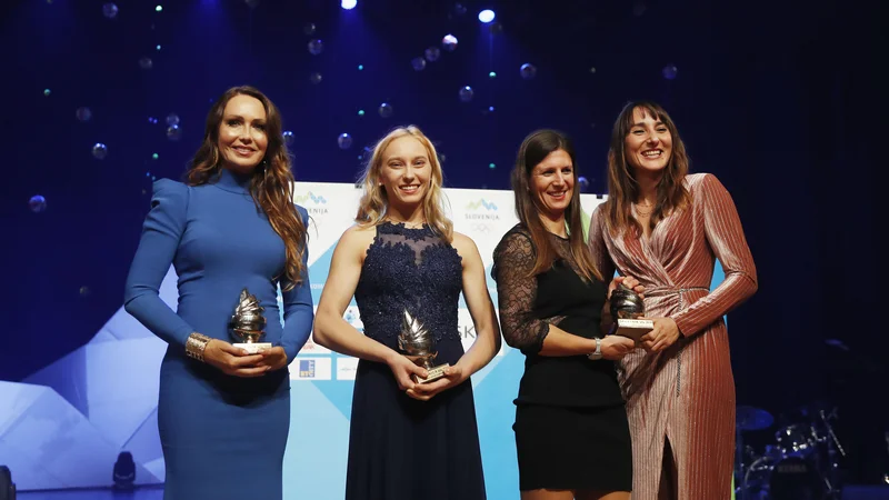 Fotografija: Pred enim letom so bili najboljši Luka Dončić (nagrado je zanj prejela mama Mirjam Poterbin), Janja Garnbret, Tina Mrak in Veronika Macarol. FOTO: Leon Vidic/Delo