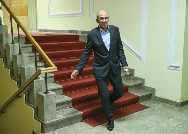 Janez Janša je uspel pri zahtevi za prenos pristojnosti s&nbsp; &raquo;kontaminiranega&laquo; ljubljanskega okrožnega sodišča. FOTO: Jože Suhadolnik/Delo