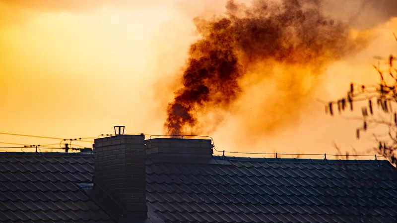 Fotografija: Po novi, avgusta sprejeti uredbi o emisiji snovi v zrak iz malih kurilnih naprav so mejne vrednosti emisij precej nižje kot doslej, prepovedana je tudi prodaja kotlov z zastarelo tehnologijo, ki so še na trgu. FOTO: Shutterstock