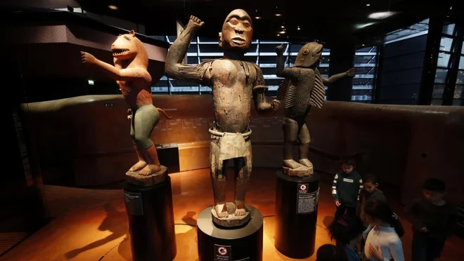 Tudi trije kraljevi kipi iz nekdanjega Dahomeja se bodo iz pariškega muzeja Quai Branly vrnili v sedanji Benin. FOTO: Philippe Wojazer/Reuters