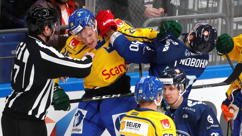 Fotografija: Vroča kri na mrzlem ledu: švedski hokejisti so morali na turnirju v Moskvi premoč priznati zgolj Fincem. FOTO: Reuters