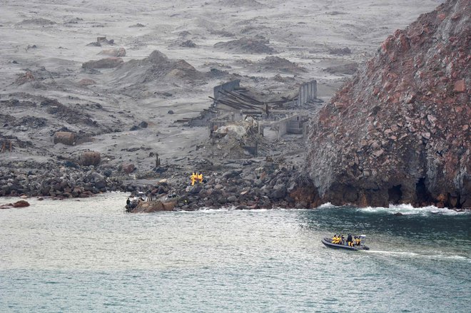 Ko je ognjenik izbruhnil, je bilo na Belem otoku 47 pohodnikov in vodičev. FOTO: AFP