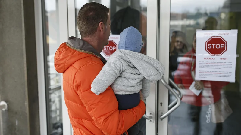 Fotografija: Izbruhi bolezni, povezani z odkritimi primeri, se lahko pojavljajo vse do konca leta, opozarjajo v škofjeloškem zdravstvenem domu. FOTO: Blaž Samec