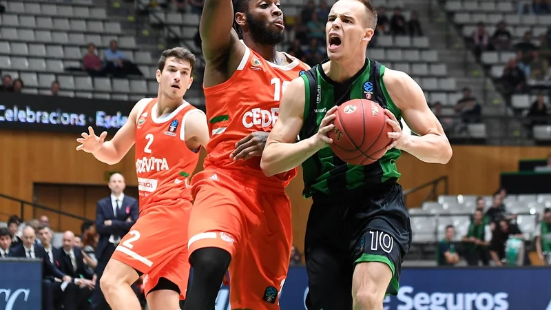 Fotografija: Klemen Prepelič (z žogo) je na prvi tekmi s Cedevito Olimpijo dosegel 17 točk, njegovo evropsko povprečje je 18,3 FOTO: EuroCup