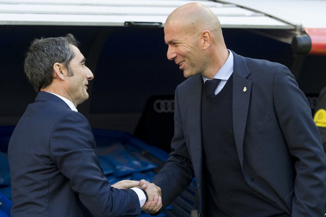 Po neprepričljivem vstopu v sezono sta bila ogrožena oba trenerja, Barcelonin Ernesto Valverde (levo) in Realov Zinedine Zidane. Zdaj sta trdno v sedlu. FOTO: AFP