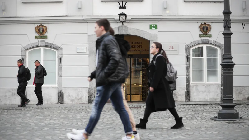 Fotografija: »Arhivsko gradivo lahko izgubimo ali uničimo samo enkrat. To so unikati in na to se pozablja, ko se baranta z arhivom,« pravi Mitja Sadek.
Foto Uroš Hočevar