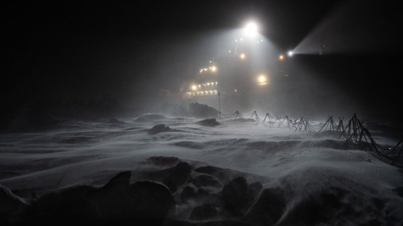Fotografija: Ledolomilec Polarstern okovan v led. FOTO: Esther Horvath/Esa/Alfred Wegener Institut