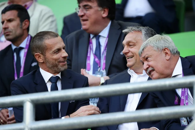 Aleksander Čeferin, madžarski premier Viktor Orbán in prvi mož madžarske nogometne zveze Sándor Csányi med finalom ženske lige prvakov maja v Budimpešti. FOTO: Reuters