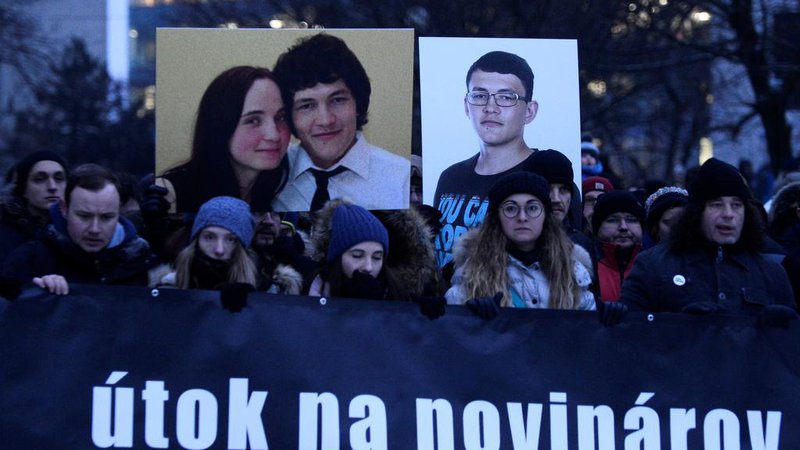 Fotografija: Umor Jána Kuciaka je odmeval doma in v tujini. Protesti so se vrstili po vsej Slovaški. FOTO: Reuters