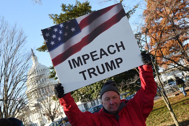 Pred ameriškim kongresom so se danes zbrali protestniki za razrešitev predsednika Trumpa. FOTO: Olivier Douliery/AFP