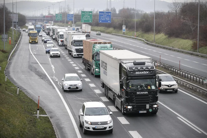 Ena od mogočih rešitev je tudi rumeni pas. Foto Uroš Hočevar