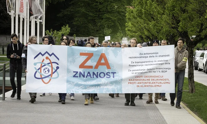 Protest znanstvenikov in znanstvenih delavcev Foto Jože Suhadolnik