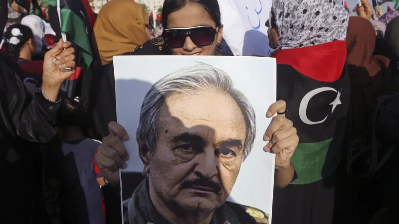 Fotografija: Kalifa Haftar grožnje z napadom na Tripoli lahko uresniči le s privolitvijo – ali naročilom – svojih pokroviteljev. FOTO: Esam Al-fetori/Reuters