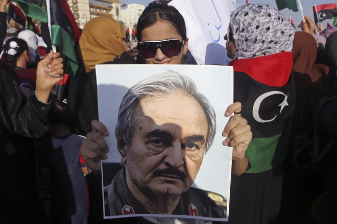 Kalifa Haftar grožnje z napadom na Tripoli lahko uresniči le s privolitvijo &ndash; ali naročilom &ndash; svojih pokroviteljev. FOTO: Esam Al-fetori/Reuters