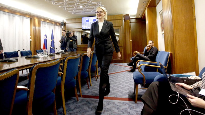 Fotografija: Podpora Angeliki Mlinar je na današnjem glasovanju v državnem zboru negotova, kar bi lahko bila velika težava za njeno predlagateljico, predsednico SAB Alenko Bratušek, in posledično za koalicijo. FOTO: Roman Šipić/Delo
