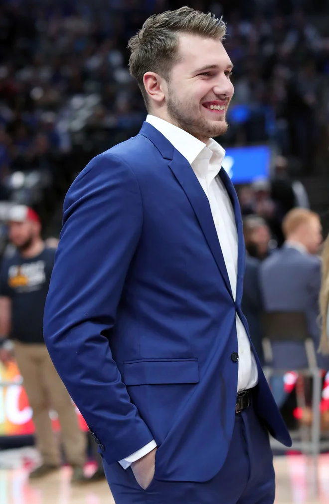 Luka Dončić je bil v obleki eleganten kot se šika, a na igrišču ga je Dallas močno pogrešal. FOTO: AFP