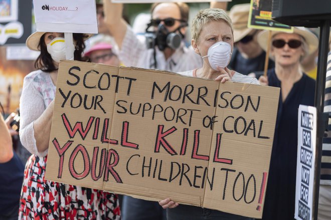 Protestniki so danes v Sydneyju od premiera Scotta Morrisona zahtevali omejevanje izpustov toplogrednih plinov.  FOTO: Wendell Teodoro/AFP