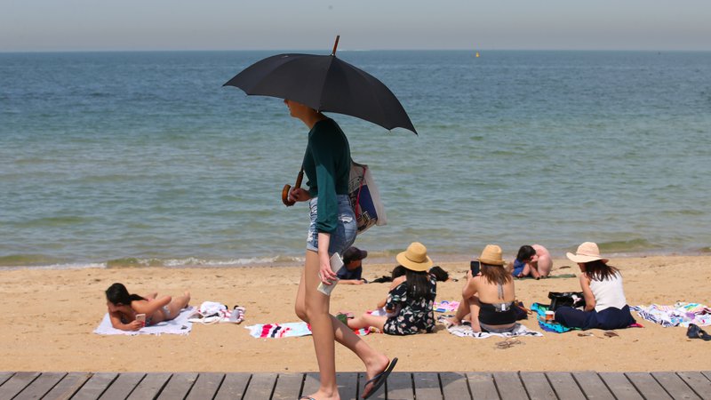 Fotografija: Na plaži na včerajšnji rekordno vroč dan v avstralski zvezni državi Viktoriji. FOTO: Stringer via Reuters