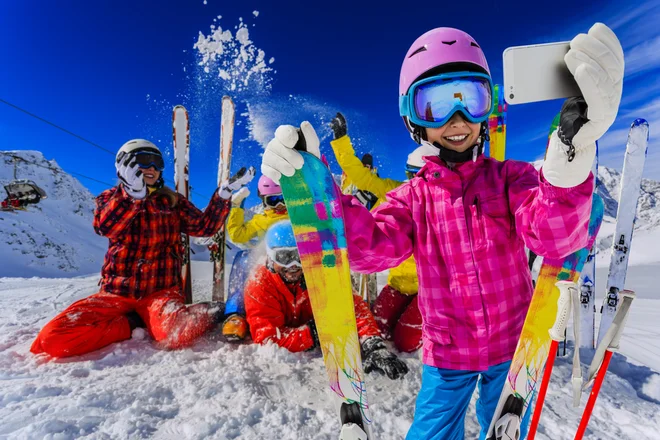 Če se ne odločite za vpis otroka v šolo smučanja, temveč sklenete, da ga boste poučevali sami, boste potrebovali veliko potrpljenja. Foto: Shutterstock