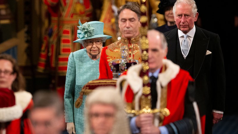 Fotografija: Britanska kraljica Elizabeta II. in prestolonaslednik princ Charles med prihodom v britanski parlament. FOTO: Matt Dunham/Reuters