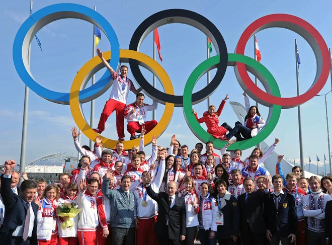 Olimpijski krogi in olimpijska zastava so simboli, pod katerimi bodo na prihodnjih olimpijskih igrah tekmovali ruski športniki, če bo obveljala kazen Mednarodne protidopinške organizacije. FOTO: AFP