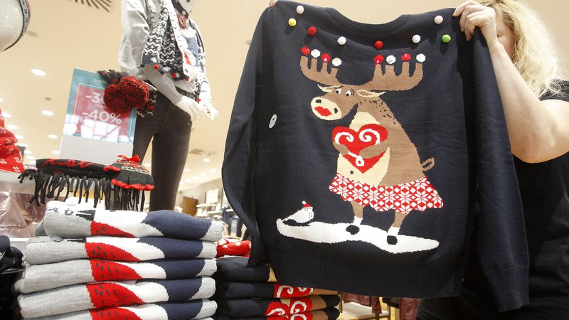 Fotografija: Letos je v trgovinah precej bogata ponudba božičnih puloverjev. FOTO: Mavric Pivk