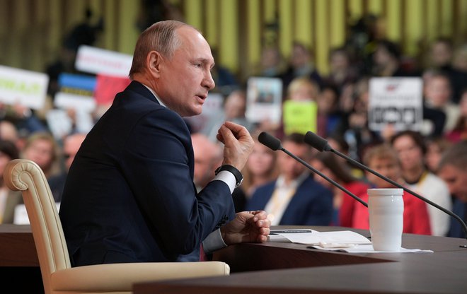 Na včerajšnji Putinov medijski spektakel ob zaključku leta se je akreditiralo rekordnih 1,9 tisoč novinarjev, večina pa je od predsednika države hotela odgovore na vprašanja o domačih, gospodarskih, socialnih, zdravstvenih, šolskih in prometnih težavah. F