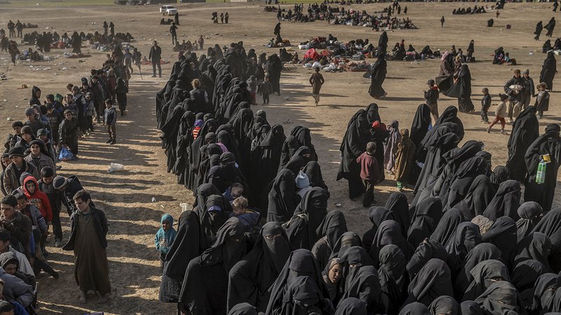 Fotografija: Po padcu takoimenovane Islamske države so koalicijske sile v iraku in Siriji zajele veliko število civilistov, med njimi je precej tudi tujih državljanov, ki jih postopoma želijo vrniti domov. Foto Bulent Kilic Afp