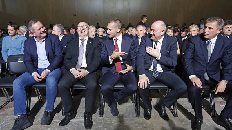 Fotografija: Takole so se v prvi vrsti zabavali Matjaž Kek, Bogdan Gabrovec, Aleksander Čeferin in Radenko Mijatović. FOTO: Leon Vidic/Delo