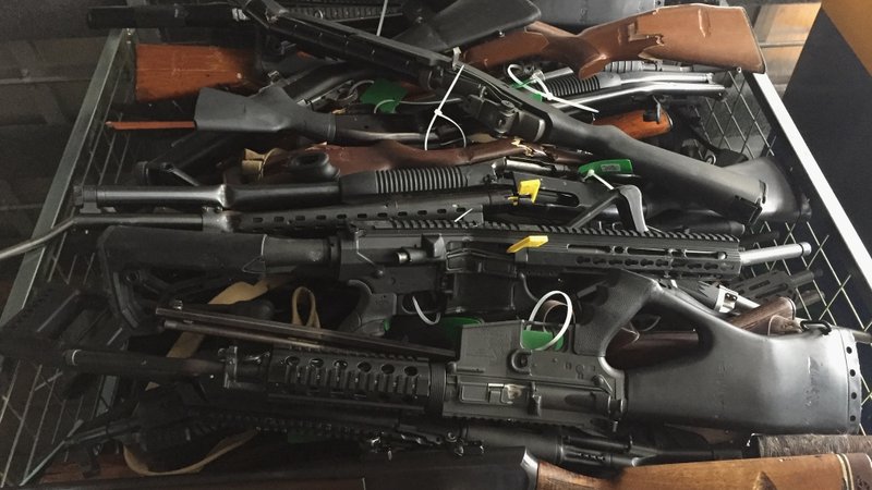 Fotografija: Še danes novozelandska vlada odkupuje prepovedano orožje in ne kaznuje lastnikov, od jutri bodo ti kazensko odgovorni. FOTO: Policija Nove Zelandije