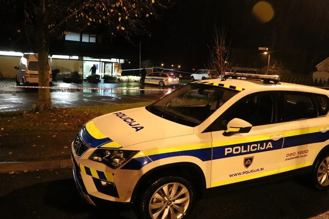 Uslužbenki je zagrozil s pištolo in zahteval denar. FOTO: Oste Bakal