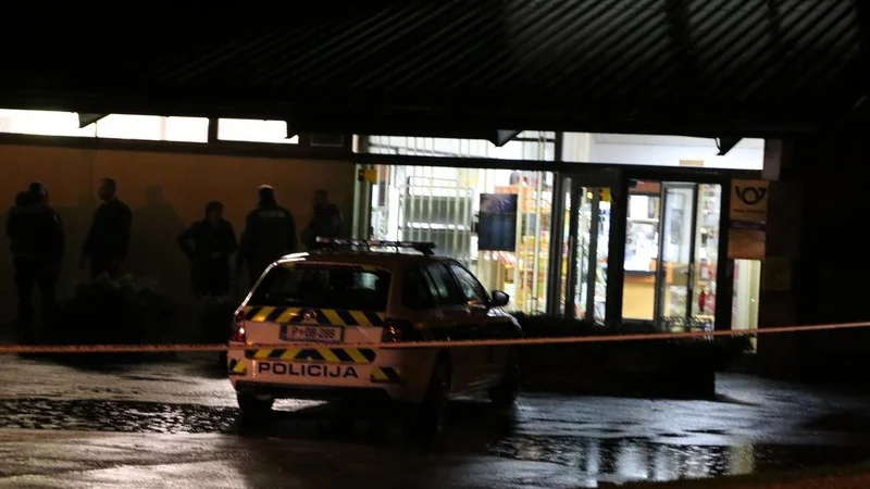 Fotografija: Policisti so v neprebojnih jopičih in z avtomatskimi puškami iskali storilca. FOTO: Oste Bakal