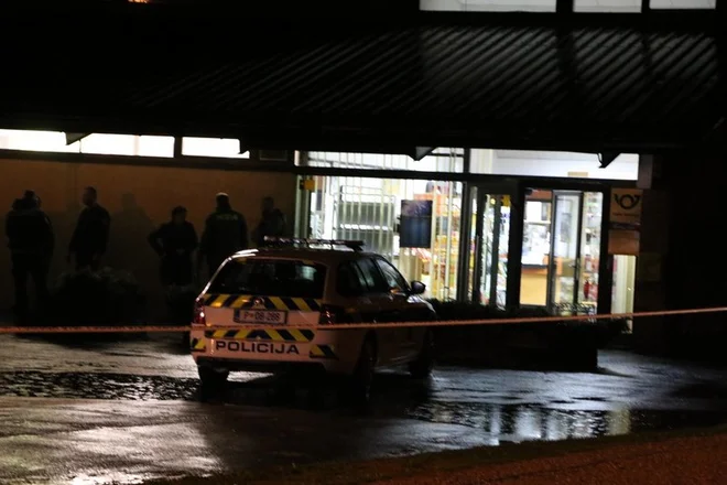 Policisti so v neprebojnih jopičih in z avtomatskimi puškami iskali storilca.&nbsp;FOTO: Oste Bakal