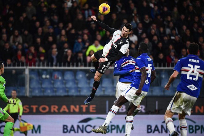 Cristiano Ronaldo je nedavno opozoril nase z nebeškim skokom na tekmi Juventusa in Sampdorie. FOTO: AFP