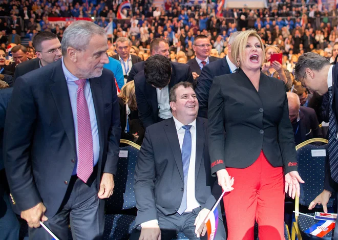 V nedeljo bo 3,8 milijona hrvaških volivcev izmed 11 kandidatov izbralo novega predsednika najmlajše članice EU. FOTO: Antonio Bronic/Reuters