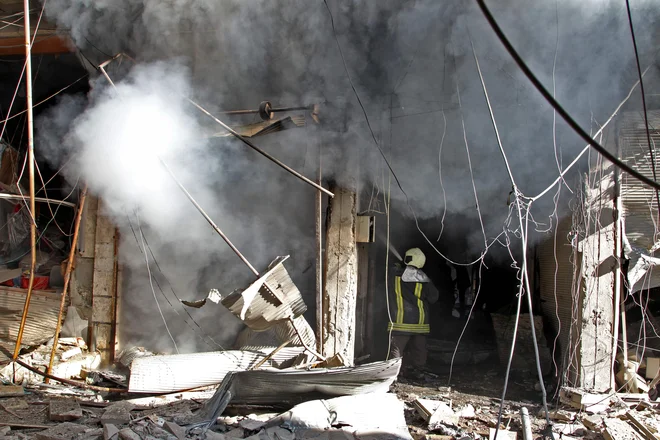 Tarča zračnih napadov sirskih vladnih sil so tudi civilni objekti. FOTO: Abdulazez Ketaz/AFP